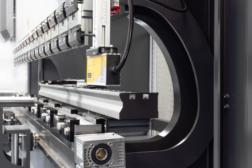 Eine große Ständerausladung bietet maximale Freiheit beim Abkanten großer Biegeteile.