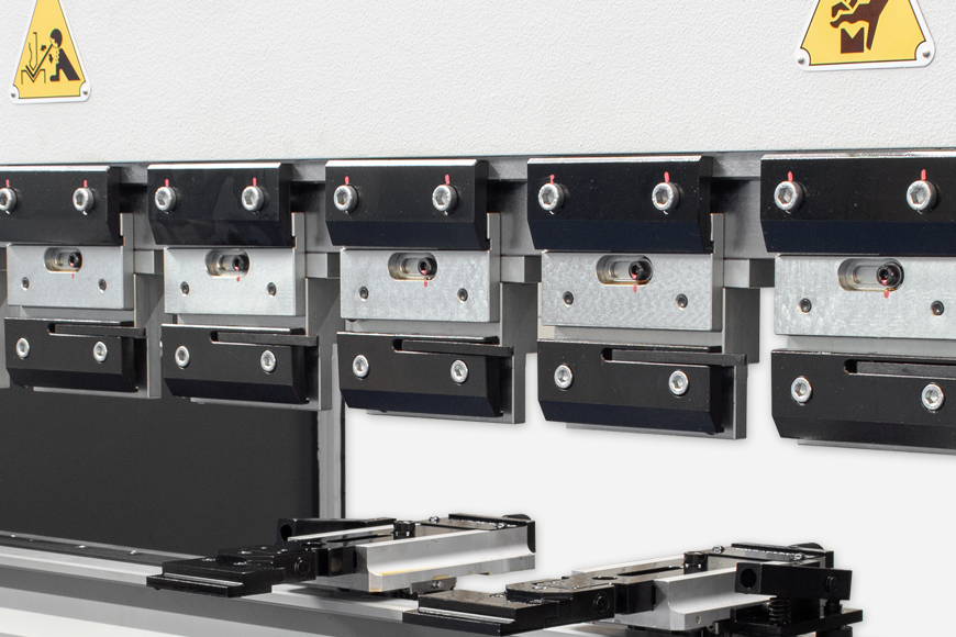 Oberwerkzeugaufnahme mit manueller Schnellklemmung.