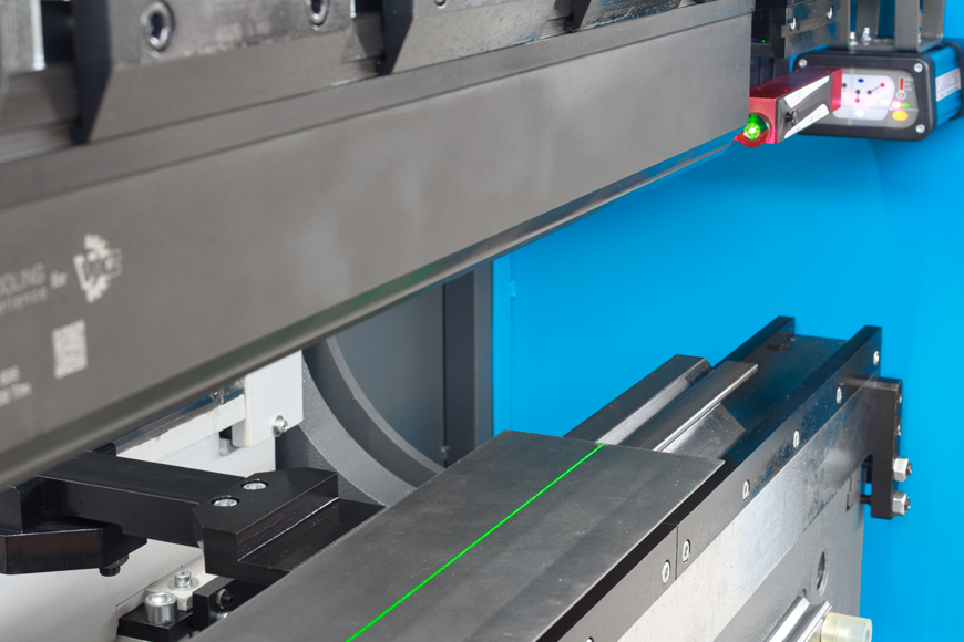 Simuliert mit einem Laser eine Biegelinie auf dem Werkstück.