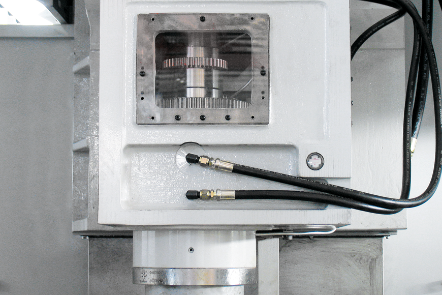 Getriebespindel mit ISO 50 Werkzeugaufnahme und 6.000 U/min (Option).