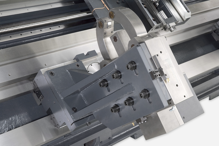 Die hydraulische Lünette ermöglicht eine präzise Werkstückführung und -stabilisierung, was zu einer verbesserten Oberflächenqualität bei Drehprozessen führt.