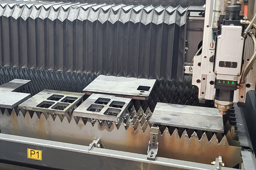 Schneiden von 2D-Blechen mit hohen Geschwindigkeiten.