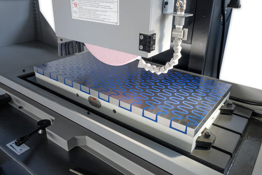 Elektromagnetspannplatte im Wellendesign (Option).