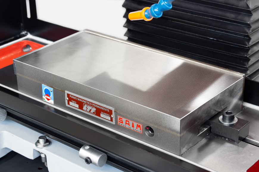 Konstante Tisch- und Schleifbewegung durch gehärtete, feingeschliffe und TURCITE-B belegte Führungsbahnen.