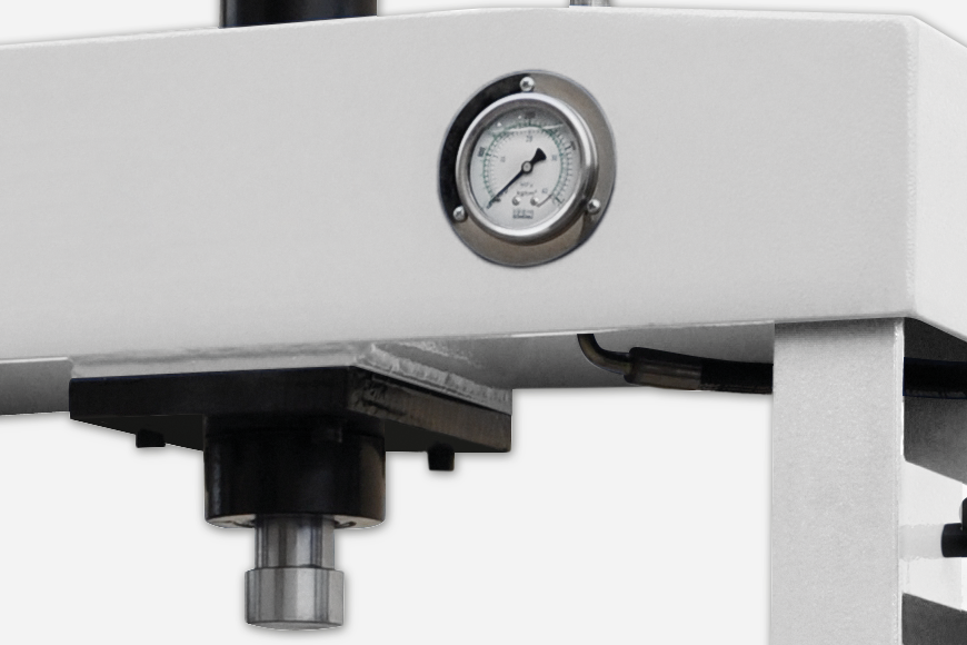 Im Rahmen integriertes Druckmanometer zur exakten Druckkontrolle.