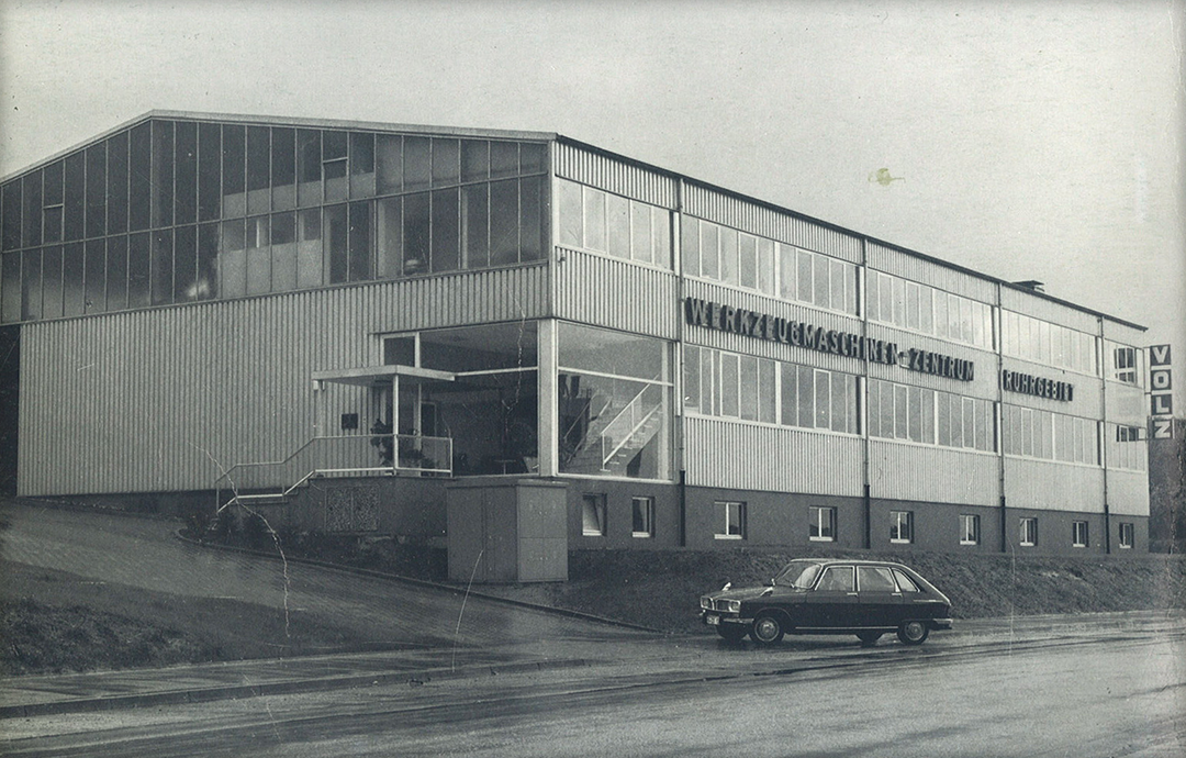 1972 - Mit der ersten Ausstellungshalle samt Bürotrakt begann die Geschcihte der Firma VOLZ.