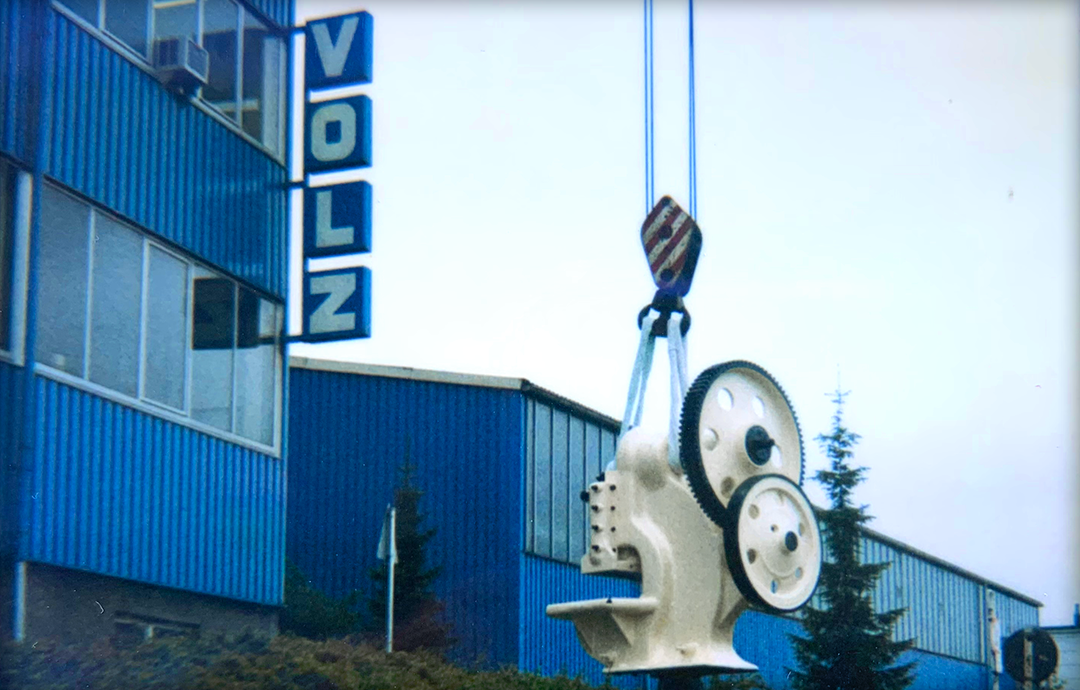 1992 - Eine alte Maschine ziert bis heute die Außenfläche von VOLZ.