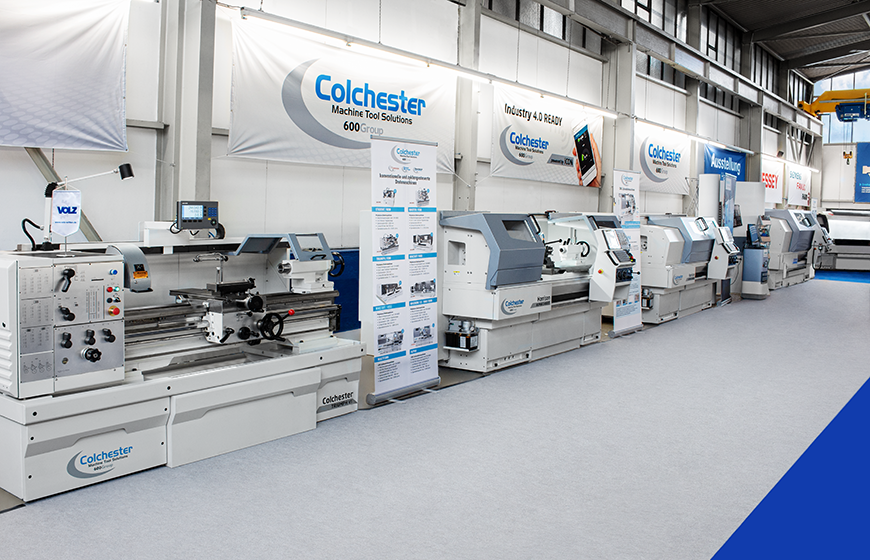 Eine Vielzahl von Werkzeug- und Blechbearbeitungsmaschinen auf ca. 3.500 m² Ausstellungsfläche.